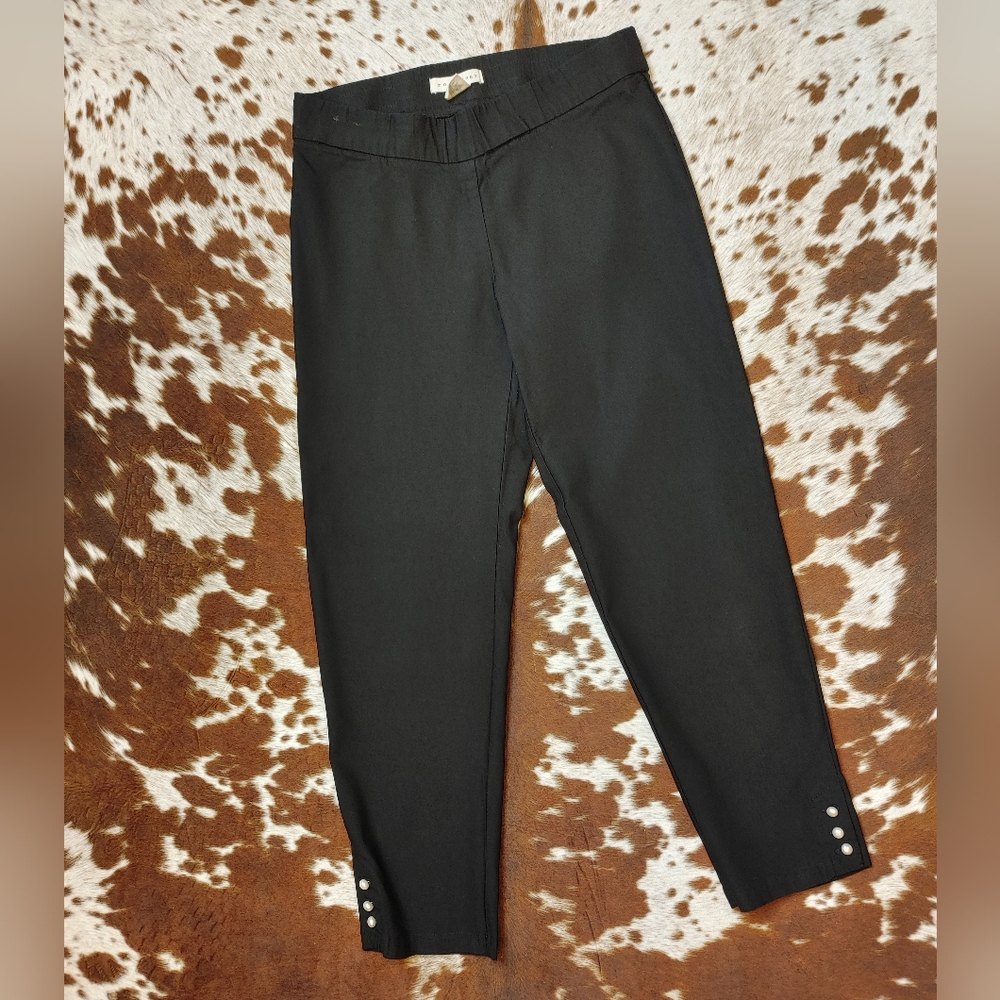 RETROLOGY PEARL BUTTON DETAIL CAPRI PANTS, BLACK PM (Petite Medium)